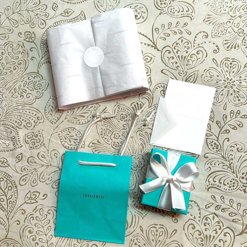Tiffany & Co. Accessories Set. Includes bag, box, pouch,tissue, ribbon, & card🩵
